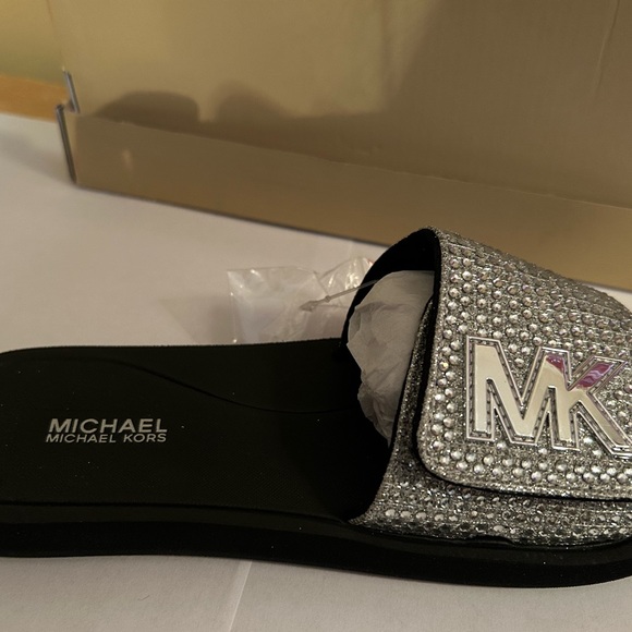 Michael Kors flip flops . - Picture 3 of 4